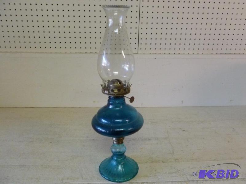 lot 22 image: Large vintage oil lamp that measures 18.5&quo...