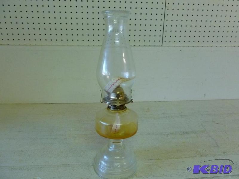 lot 23 image: Large vintage oil lamp that measures 16.5&quo...