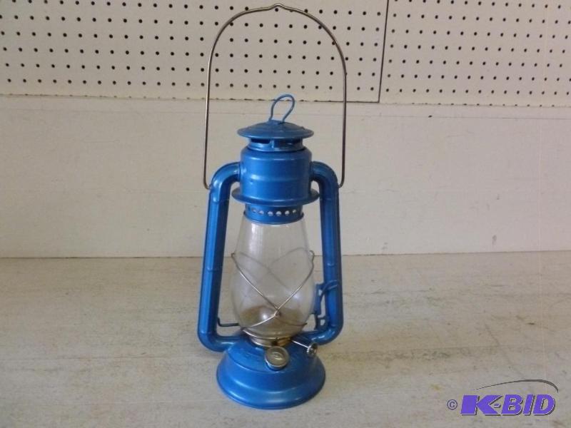 lot 26 image: Large Dietz Junior No. 20 barn lantern that m...