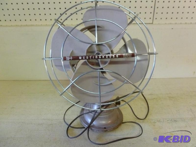 lot 30 image: Vintage Westinghouse end table fan that measu...