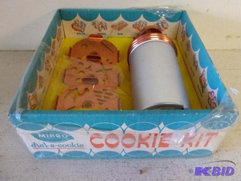 lot 38 image: Vintage Mirro dial-a-cookie aluminum cookie k...