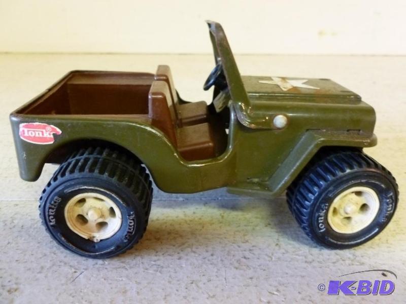 lot 41 image: Vintage Tonka metal army jeep that measures 4...