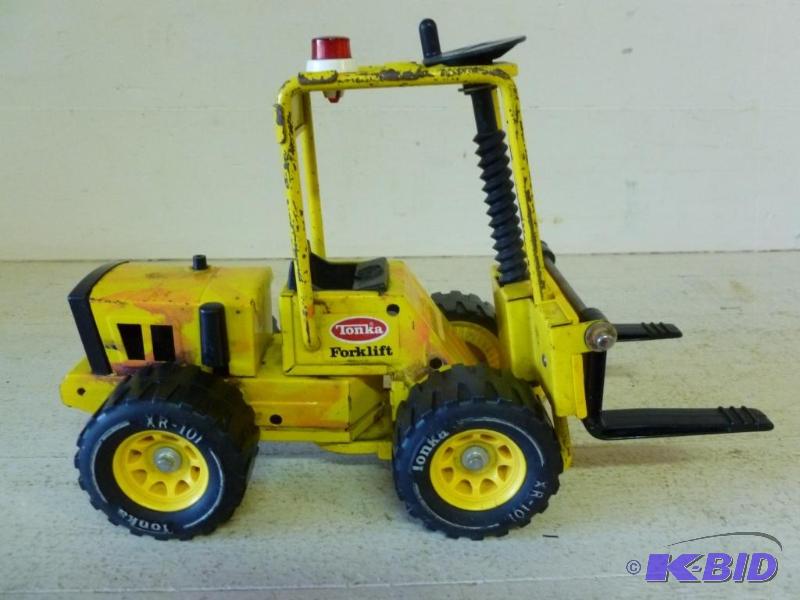 lot 42 image: Tonka metal forklift that measures 4 34"...