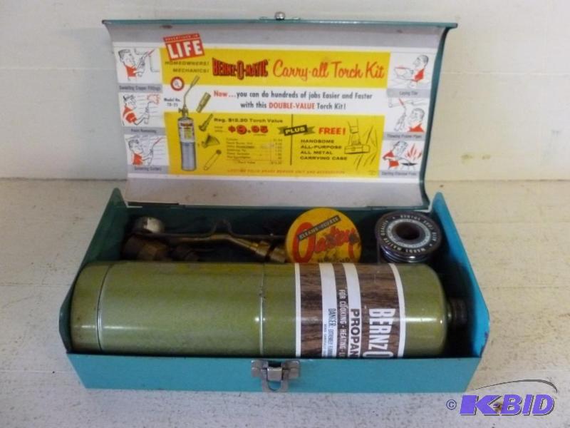 lot 49 image: Bernz -O-Matic Carry All Torch Kit, comes wit...