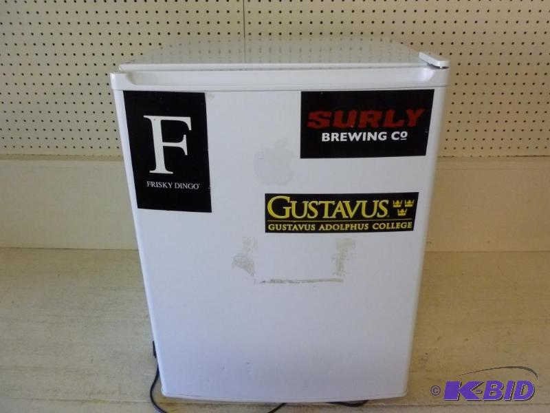 lot 5 image: Sanyo dorm room refrigerator with small freez...