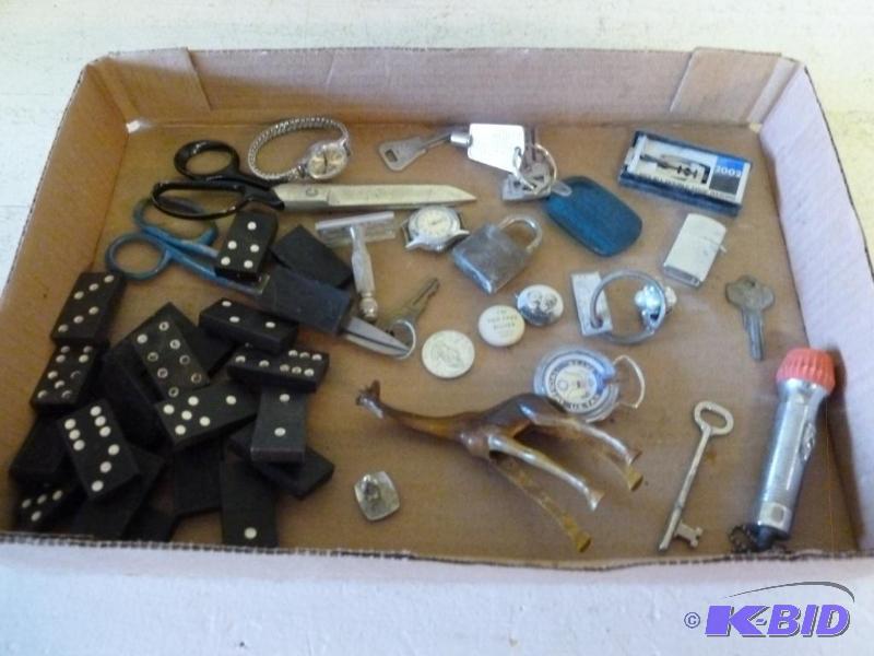 lot 60 image: Large lot of vintage and collectible items th...