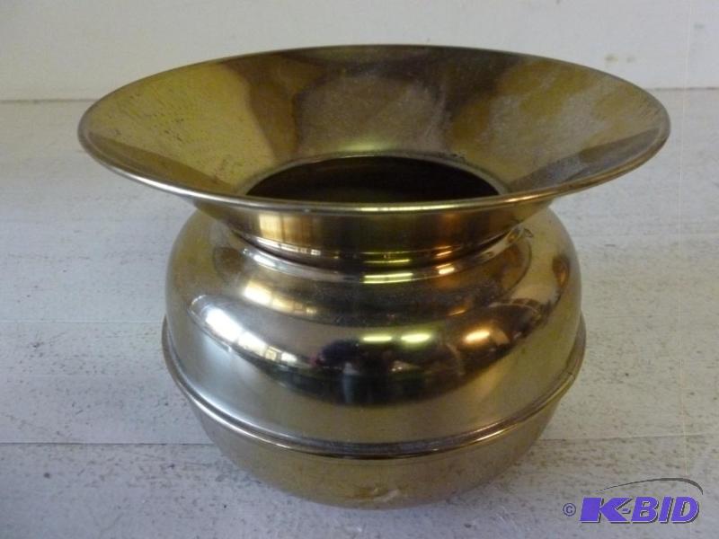 lot 67 image: Vintage brass spittoon that measures 7 14&qu...