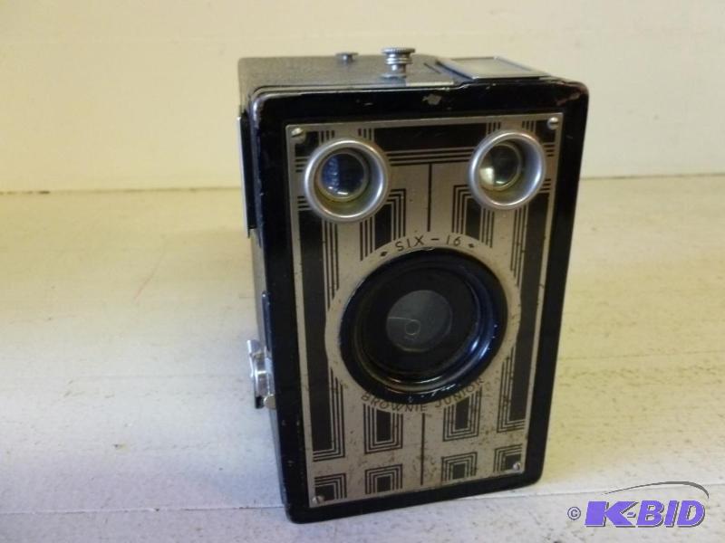 lot 74 image: Vintage Kodak Brownie Six-16 box camera....