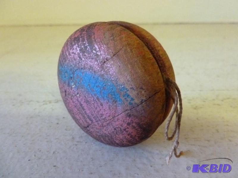 lot 75 image: Vintage wooden yo-yo toy, tested and works....