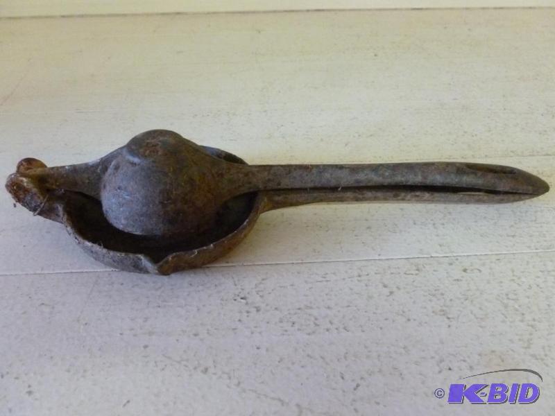 lot 80 image: Antique cast iron juicer that measures 10 34...