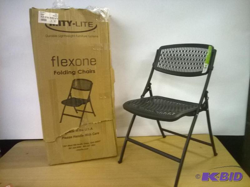 lot 7 image: Lightweight Folding Chairs, Lot of 4