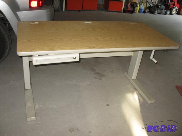 Computer table, height adjusted with crank le...