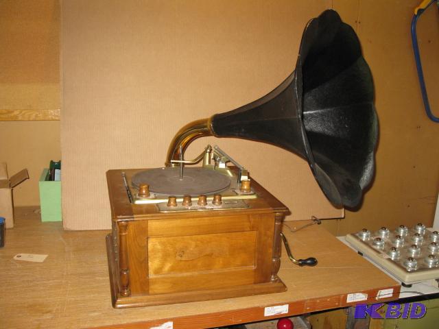 Old style phonograph, plugged in and could no...