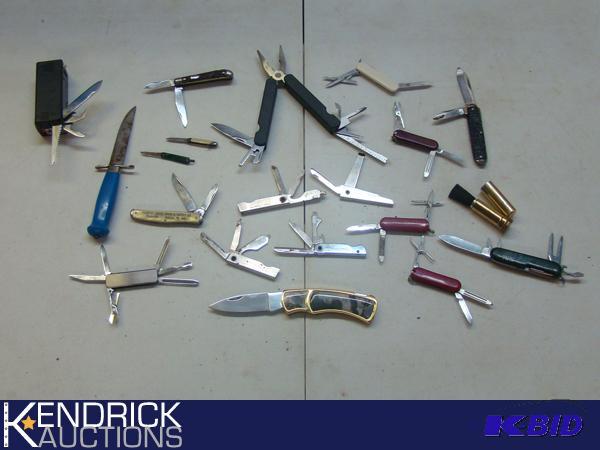 lot 17 image: Lot of Pocket Knives