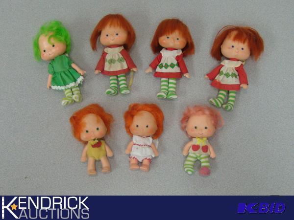 lot 28 image: Lot of Original 1979 Strawberry Shortcake Dolls