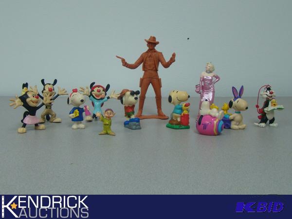 lot 30 image: Lot of Vintage Plastic Toy Figurines