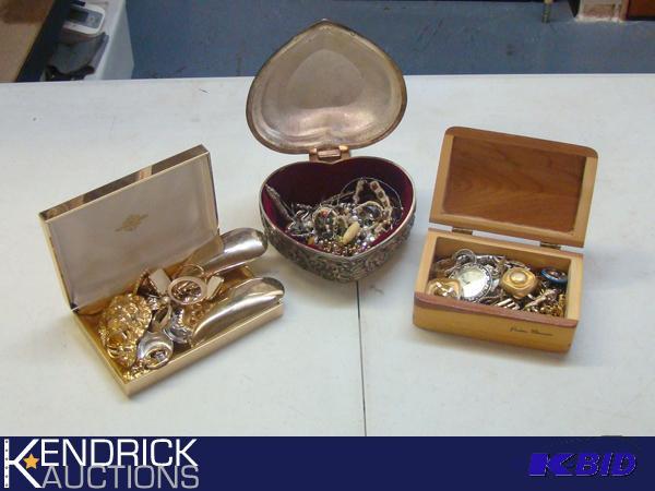 lot 32 image: Lot of Costume Jewelry in 3 Jewelry Boxes