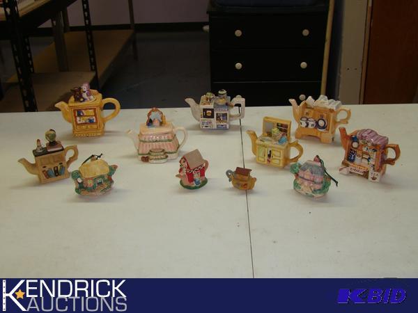 lot 42 image: Lot of Vintage Ceramic Miniature Teapots
