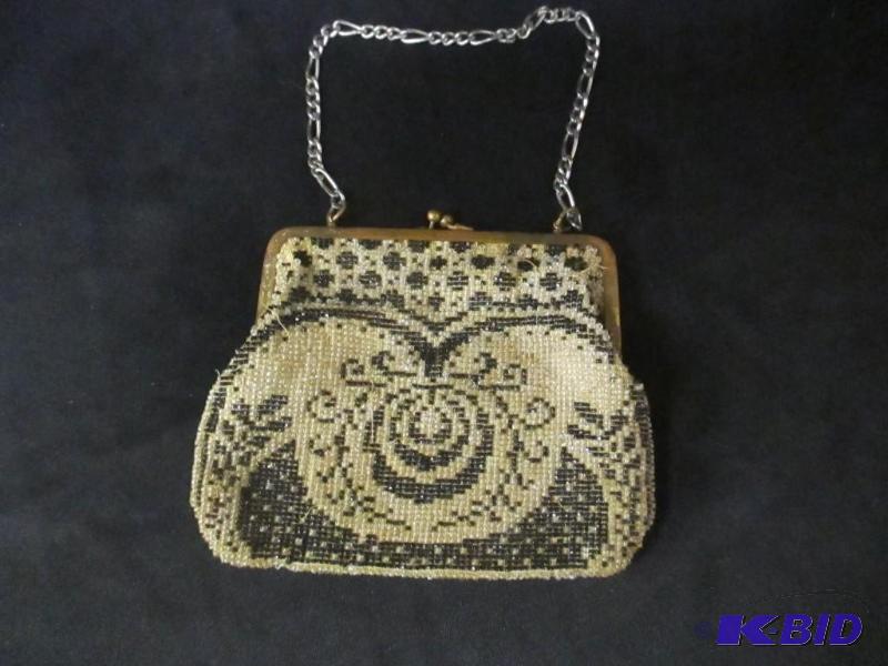 lot 00086 image: Beautiful Antique Beaded Purse Floral