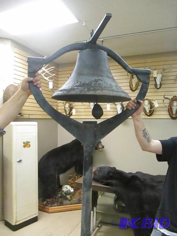 lot 00089 image: Large 19th Century Antique Cast Iron Plantation Bell
