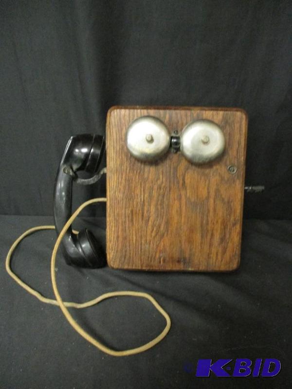 lot 46 image: Antique Oak Phone Crank
