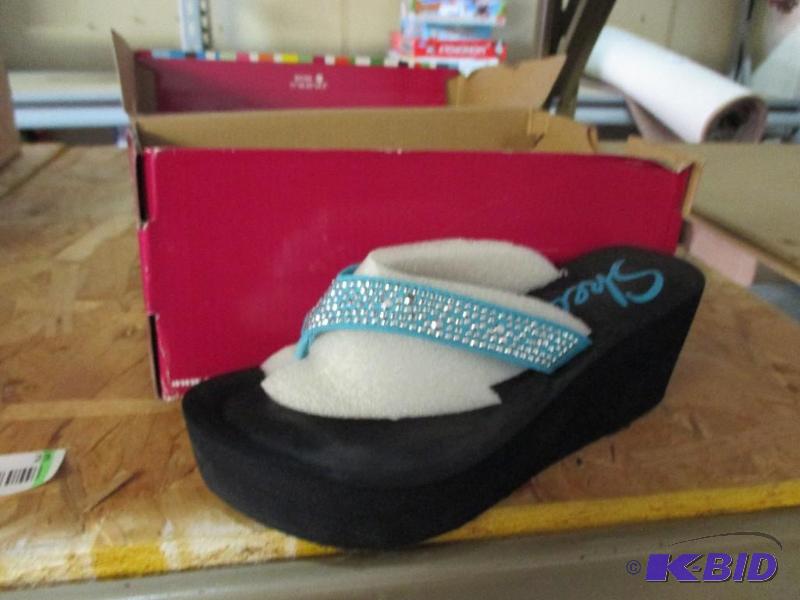 Skechers sandals size 8...