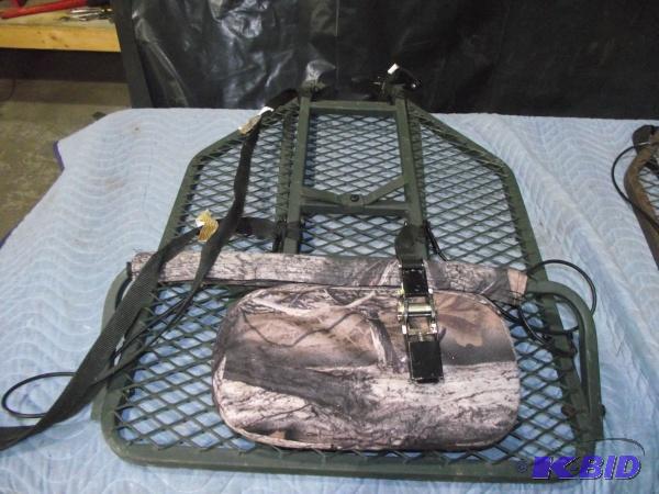Portable Tree Stand   Padded seat  Appears co...