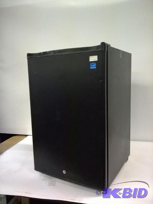 lot 6 image: Avanti AR4586B Counter High Refrigerator