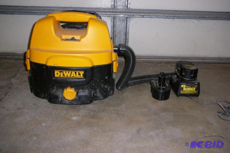 lot 4 image: Dewalt DC500 heavy duty 2 gal cordless cored ...