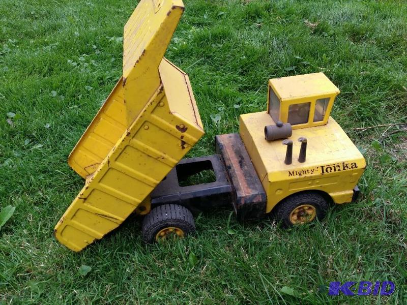 Vintage metal Tonka Truck in played with cond...