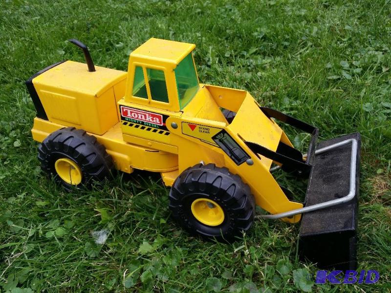 Tonka&nbspfront loader made of metal in grea...