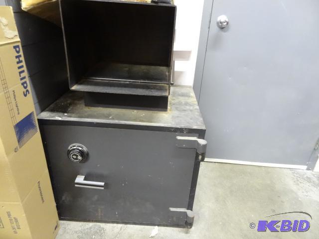Sargent and greenleaf drop safe. Includes com...
