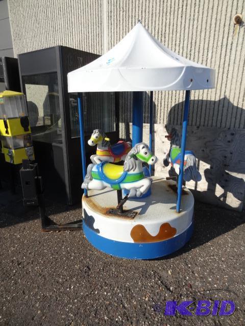 3 horse utdoor indoor carousel. 25 cent. Work...