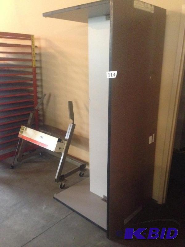 lot 114 image: Work desk....