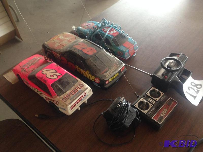lot 128 image: Lot of 3 misc electric remote control RC car...