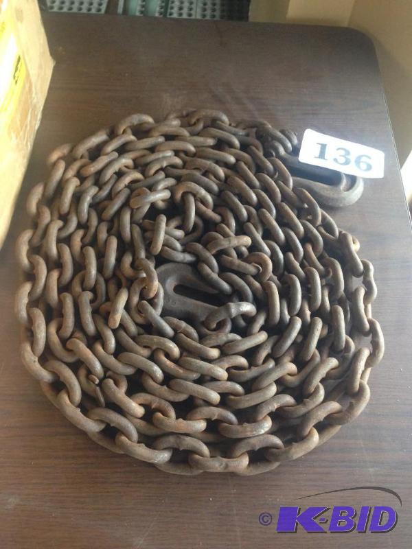 lot 136 image: Heavy duty recovery chain with hooks....