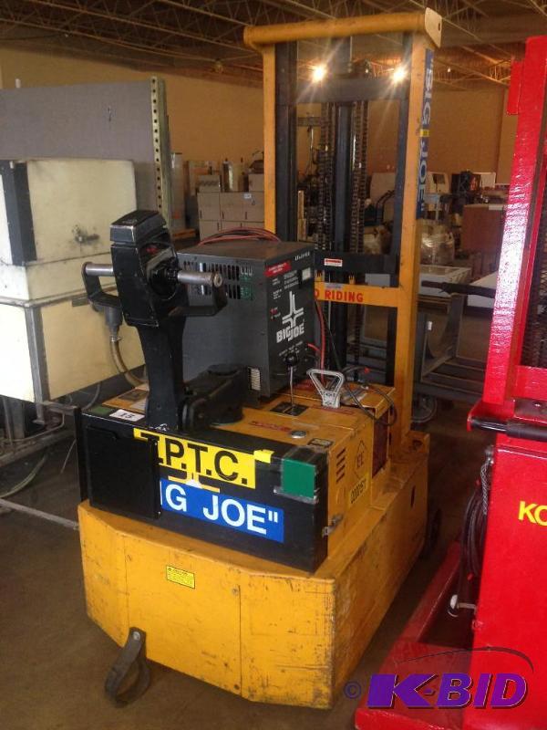 lot 15 image: Big Joe 2,000 lb powered walk behind forklift...