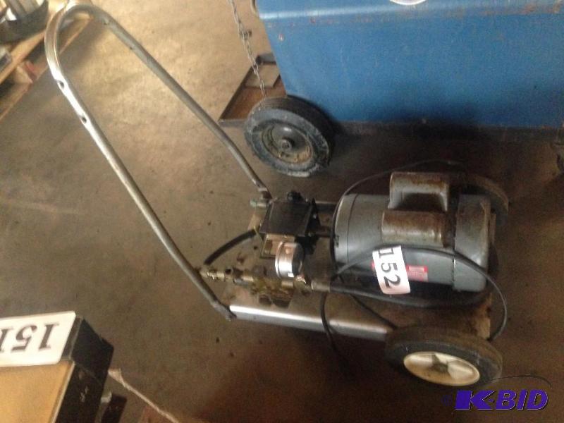 lot 152 image: Fluid pumping unit on cart....