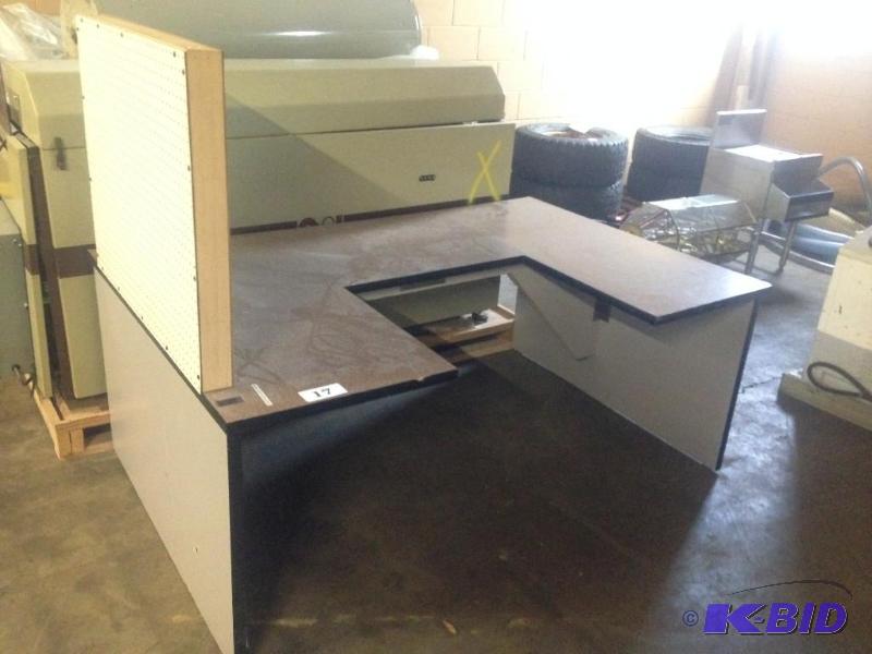 lot 17 image: Work station  desk....