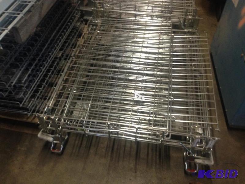 lot 174 image: Collapsible wire gaylord on wheels....