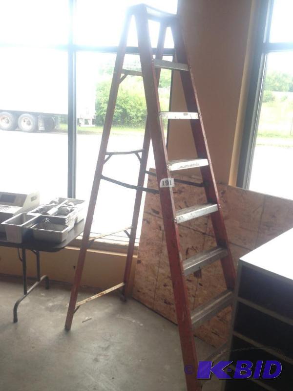 lot 191 image: Fiberglass step ladder....