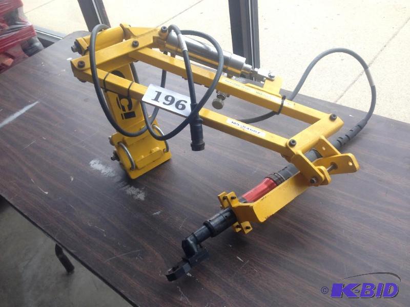 lot 196 image: GCI tool balancing arm....