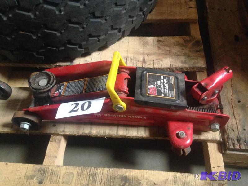 lot 20 image: 2 ton hydraulic floor jack. No handle....