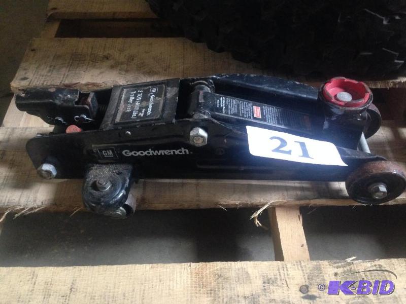 lot 21 image: 2 ton hydraulic floor jack. No handle....