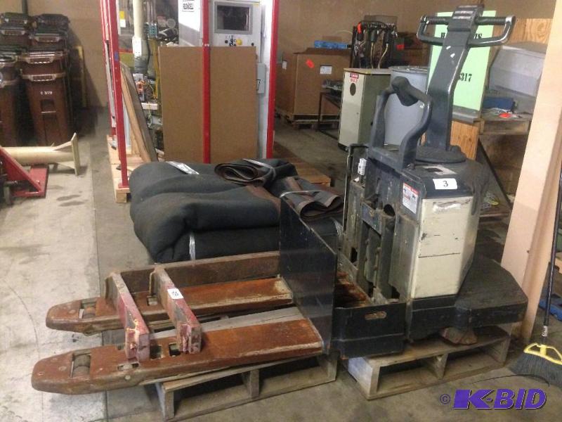 lot 3 image: Crown PE 3520-60 24 volt electric pallet jack...