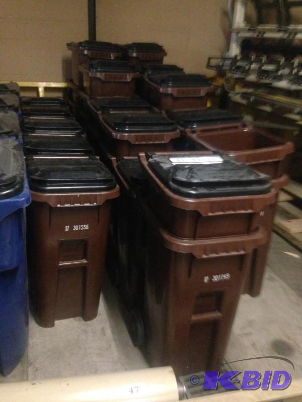 lot 41 image: Lot of 2 35 gallon trash  garbage cans  rec...