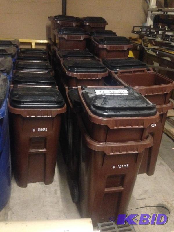 lot 42 image: Lot of 2 35 gallon trash  garbage cans  rec...
