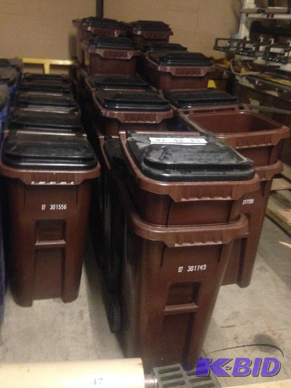 lot 44 image: Lot of 2 35 gallon trash  garbage cans  rec...