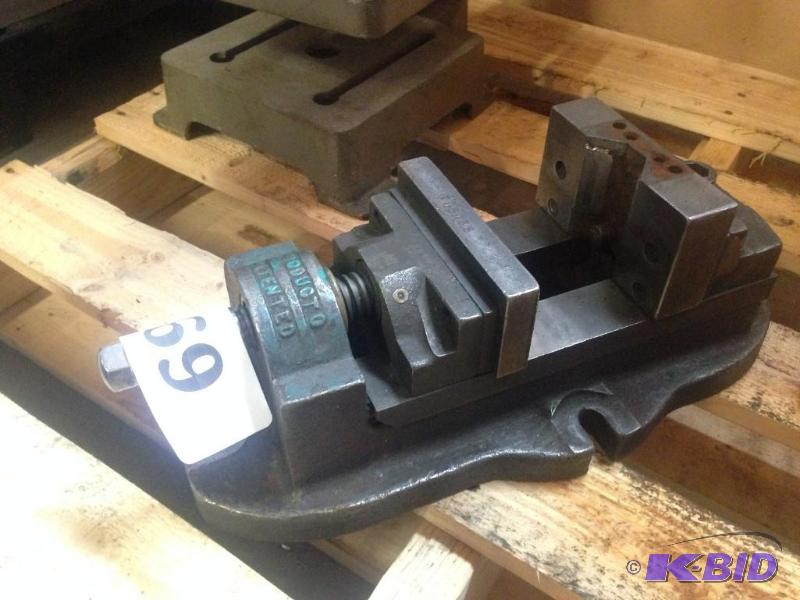 lot 69 image: Heavy duty tooling  machine vise....