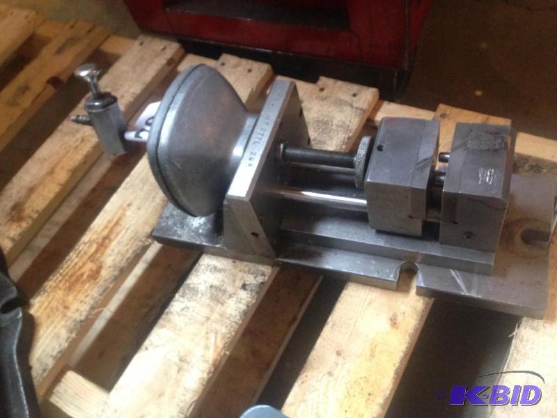 lot 70 image: Air operated pneumatic machine vise....